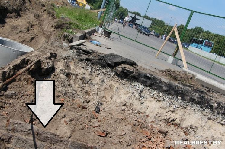 У строящегося моста через реку Мухавец обнаружили остатки сооружения с облицовкой