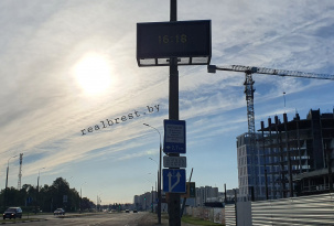 В Бресте на Варшавском шоссе в разных местах на информационных табло сильно отличается время и температура