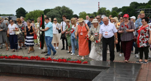 Российские соотечественники возложили цветы в Брестской крепости
