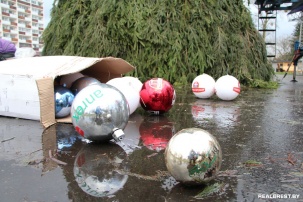 На набережной в Бресте украшают новогоднюю ёлку