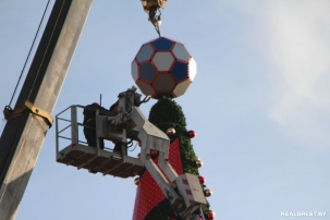 В Бресте на главную новогоднюю ёлку установили футбольный мяч