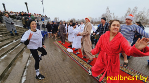 Любители зимнего плавания весело размялись и проплыли по Мухавцу в Бресте