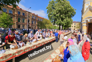 Православные верующие освящают пасхальную трапезу в храмах Бреста