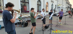 Кого надо приглашать на городские праздники в Бресте: российских «звезд» или уличных музыкантов с улицы Советская?