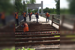 Демонтаж и замену деревянного настила проводят на мосту у Холмских ворот