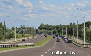 С понедельника очередь легковых авто на въезд в Польшу увеличилась в 4 раза
