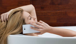 Зарядка телефона в ванной обернулась трагедией для жительницы Марьиной Горки. Что произошло