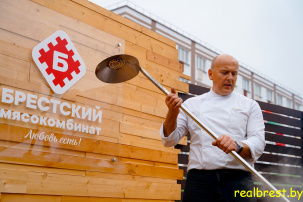 Самый большой казан в Беларуси привез на Дожинки в Микашевичи «Брестский мясокомбинат»