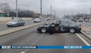 В результате ДТП в Бресте поврежден автомобиль «BMW» и стойка дорожных знаков