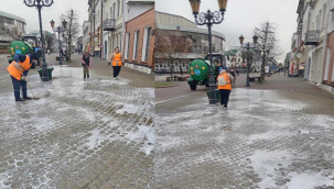 В Бресте приступили к мойке тротуарной плитки на Советской