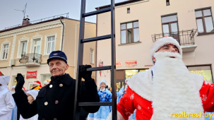 Новогоднее дефиле Деда Мороза и его оркестра в Бресте