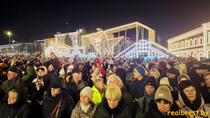 Сделал предложение девушке в новогоднюю ночь на площади Ленина в Бресте