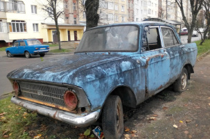 О бесхозных автомобилях можно сообщить в чат-бот или по телефону 191, но только два дня!