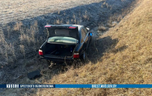 Женщина ехала на БМВ по трассе М1, автомобиль занесло и отбросило в канаву на обочине