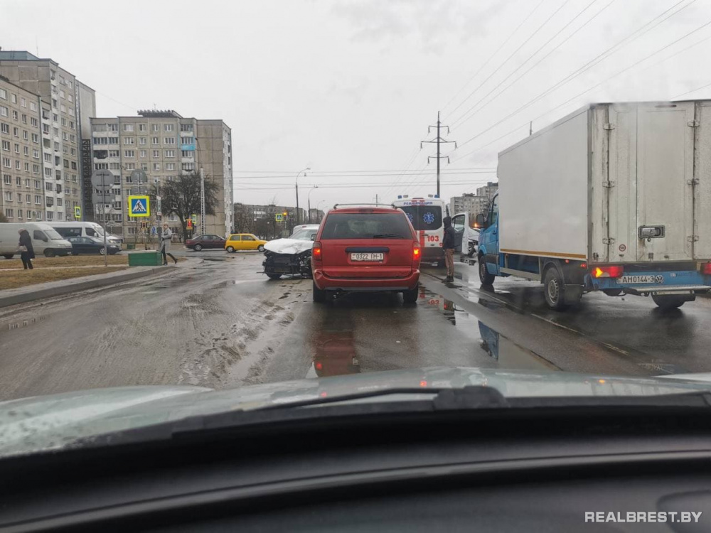 Перекресток машина. Перекресток улица. Авария с участием такси Свердловский тракт 17.