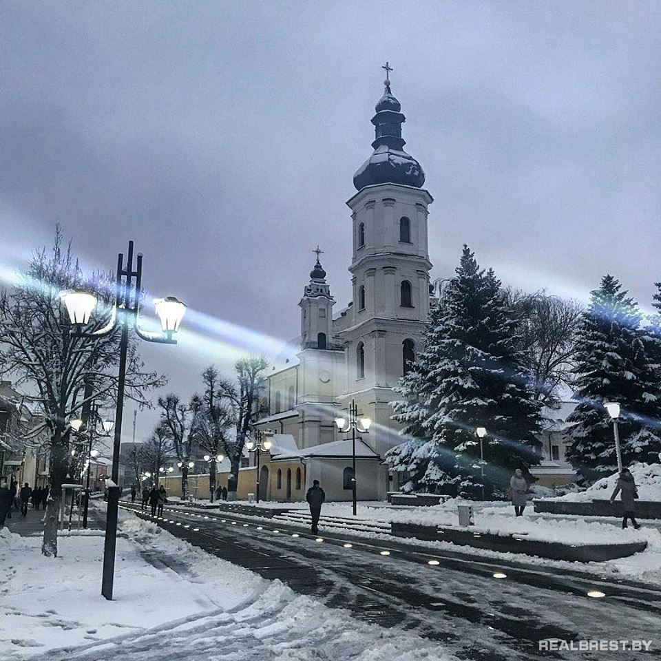 Белоруссия в декабре. Брест Беларусь зима. Город Брест Беларусь зимой. Минск - мир - Несвиж - Беловежская пуща - Брест зима. Зимний Пинск.