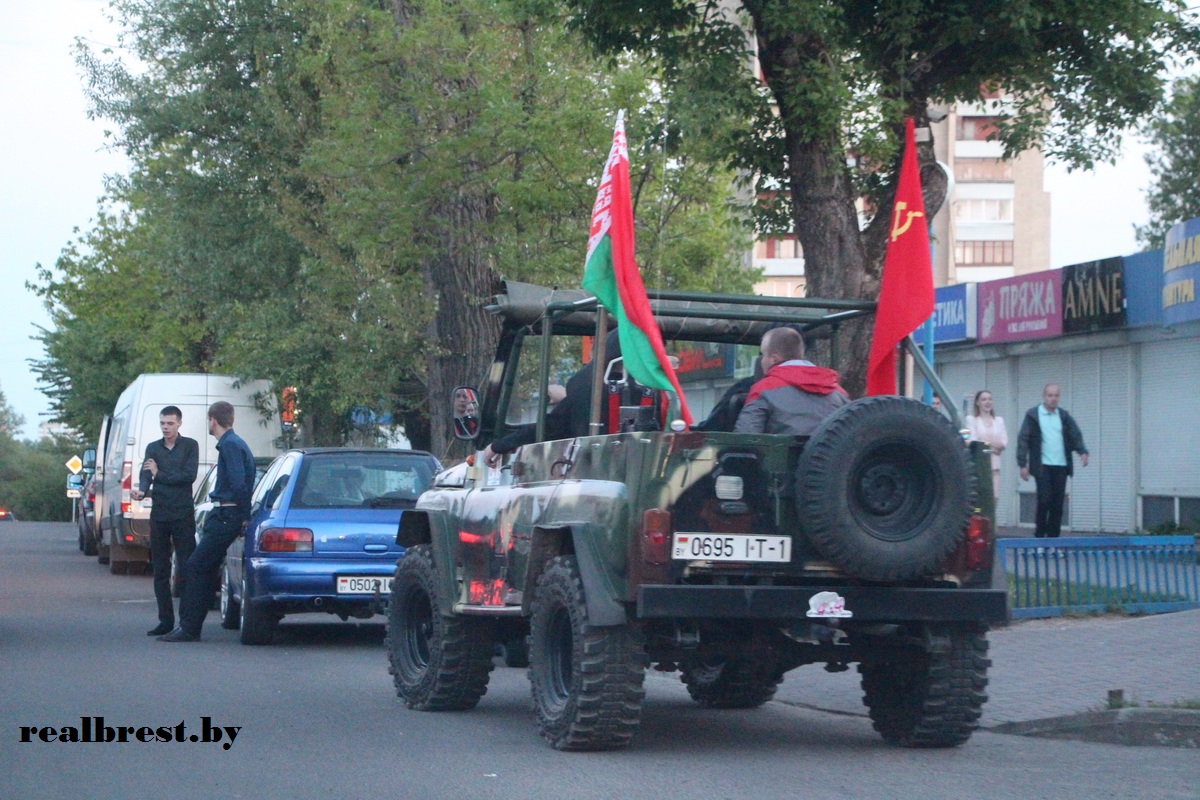 В тренде патриотического милитаризма на автомобилях в этом году - флаги