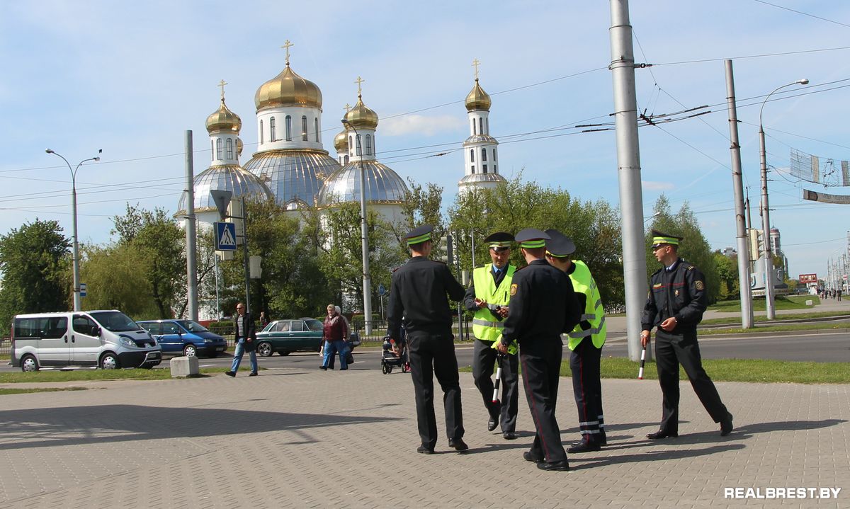 Странный жест регулировщика